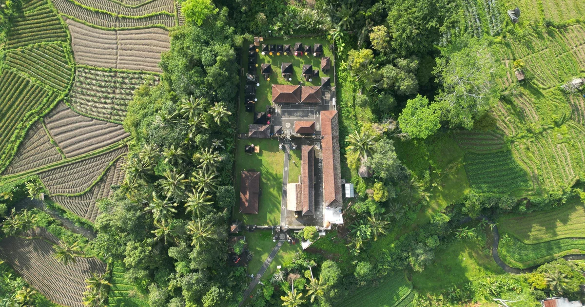 Cubrir Bali, Java, Lombok y Komodo con una sola eSIM: operadores, planes, consejos por destino y compatibilidad de dispositivos.