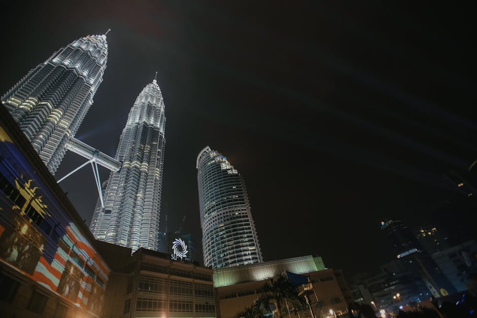 Cubrir Kuala Lumpur, Penang, Langkawi, Melaka y Borneo con una sola eSIM: operadores, planes, consejos por destino y compatibilidad de dispositivos.