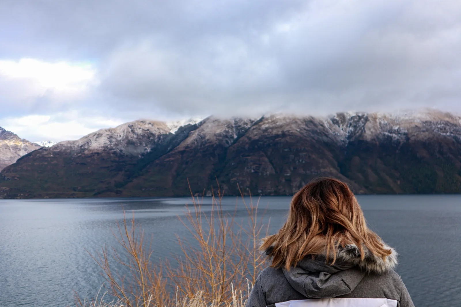 Viajero colombiano con Working Holiday Visa en un paisaje de Nueva Zelanda